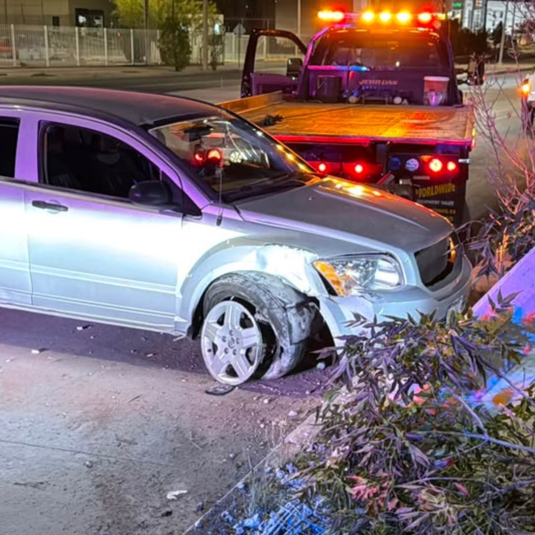 Una mujer perdió el control al intentar recoger una fruta y chocó contra un poste.